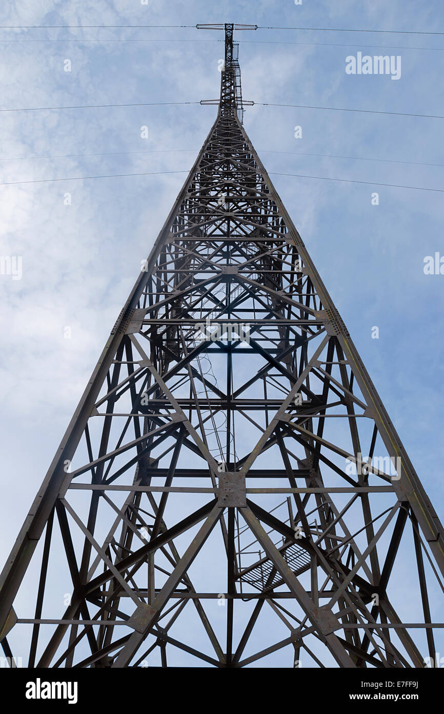 Power-Sendemast, Ansicht von unten Stockfoto