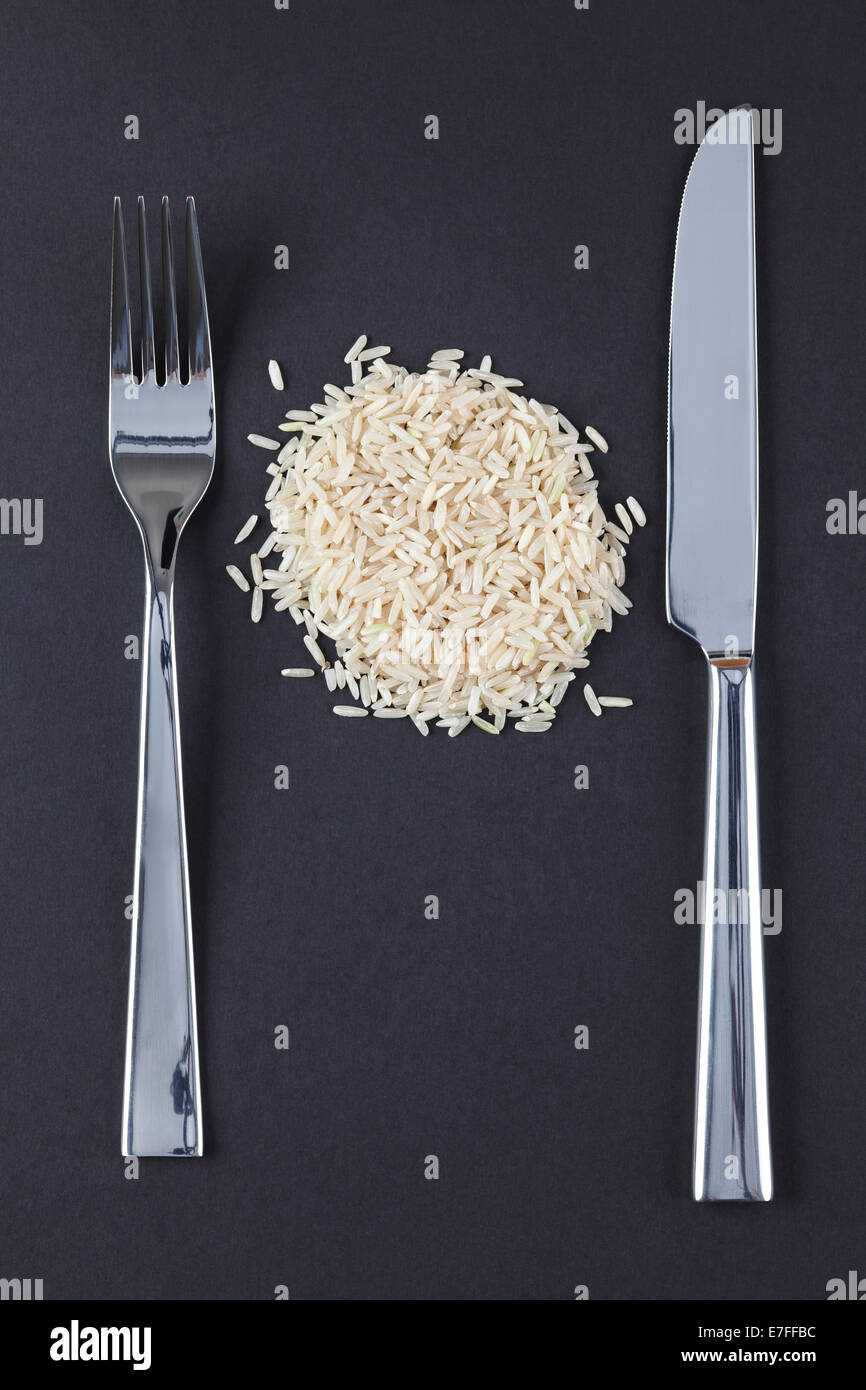 Reis-Diät. Schwarzer Hintergrund. Stockfoto