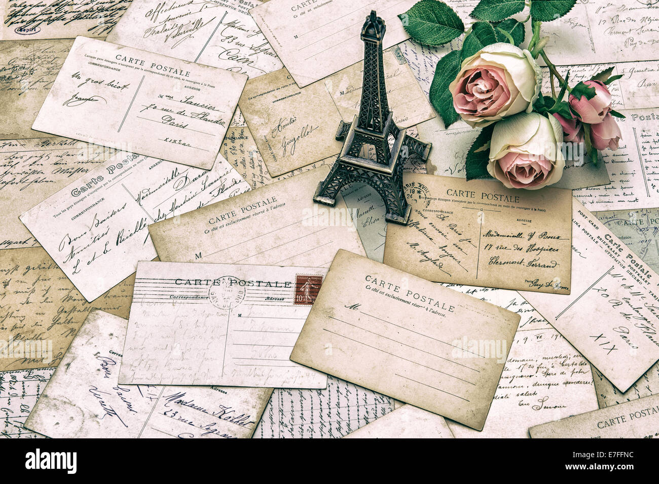 Rosen, antike französische Postkarten Carte Postale und Souvenir Eiffelturm von Paris. nostalgisch reisen Hintergrund Stockfoto