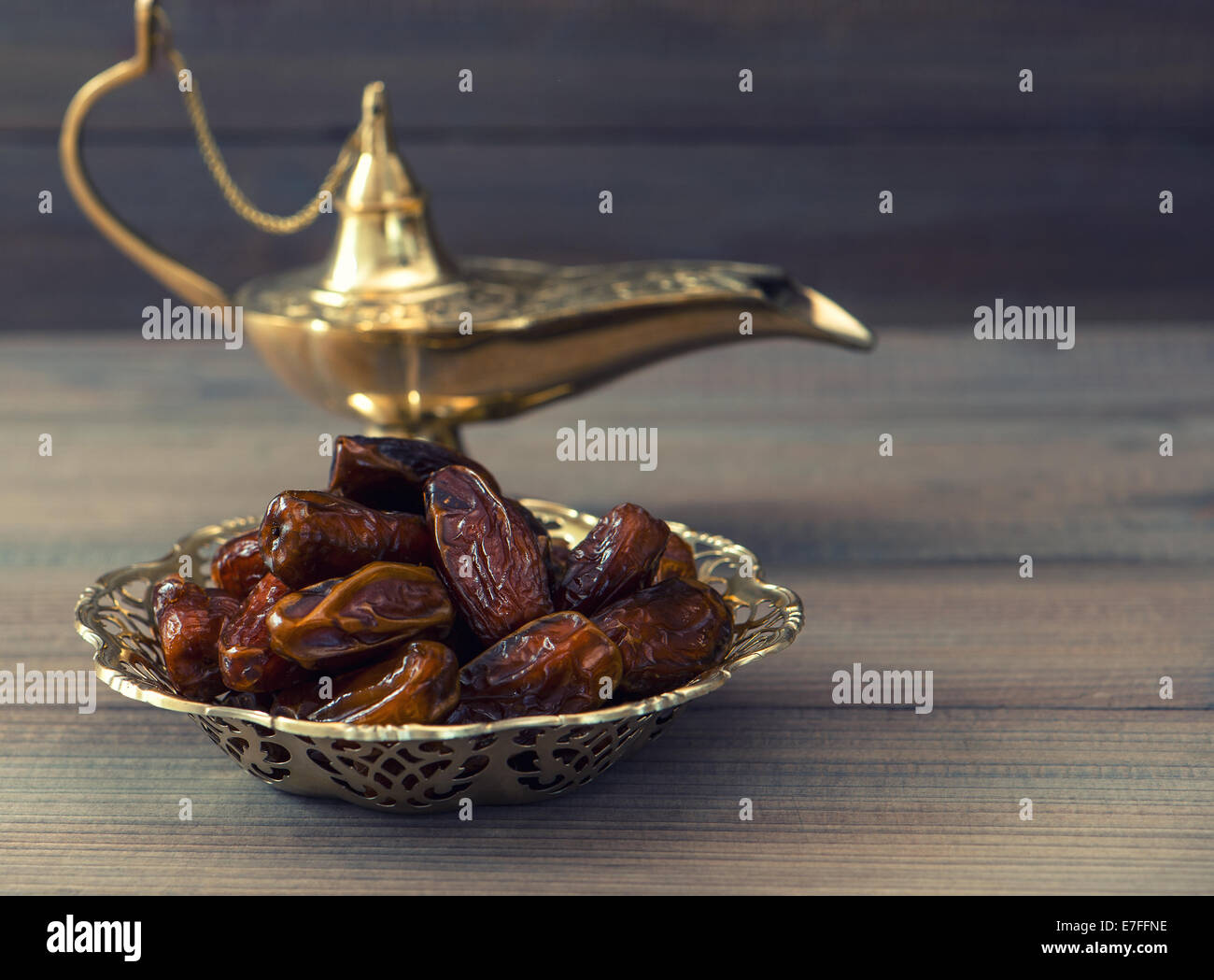 Termine und goldene arabische Laterne auf hölzernen Hintergrund. Orientalisches Essen. Retro-Stil getönten Bild Stockfoto