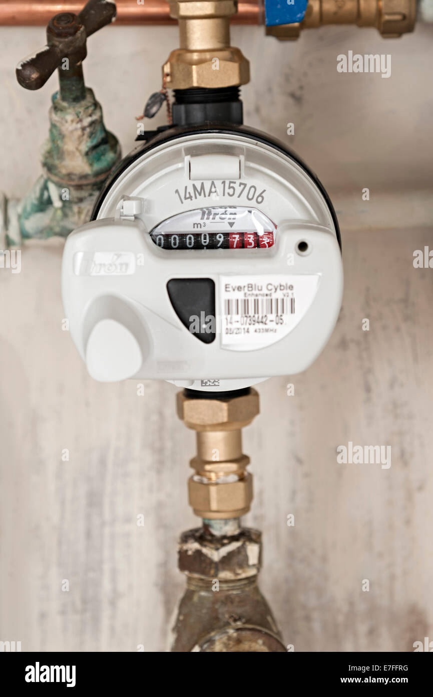 Wasserzählers unter einer inländischen Spüle mit verschimmelten Wänden Großbritannien diese Zähler haben Funksignale für das Sammeln von Lesungen für Severn Stockfoto