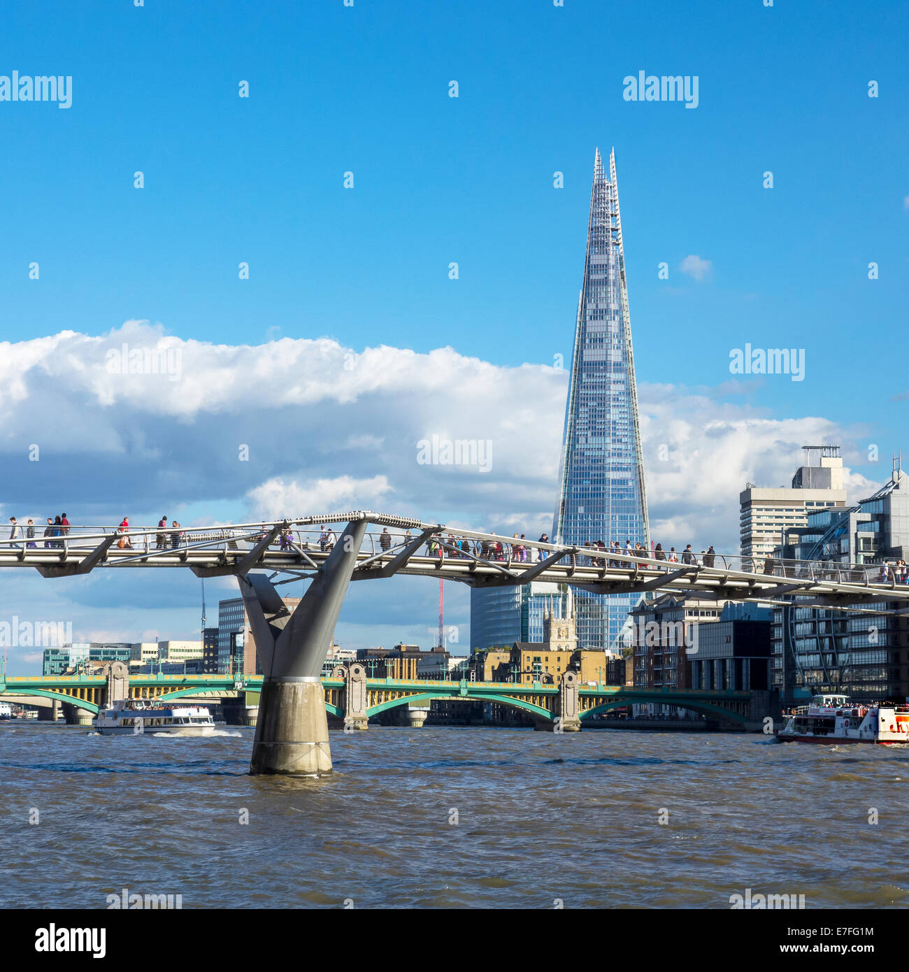 Millenium Brücke Themse Südufer Shard London England Stockfoto