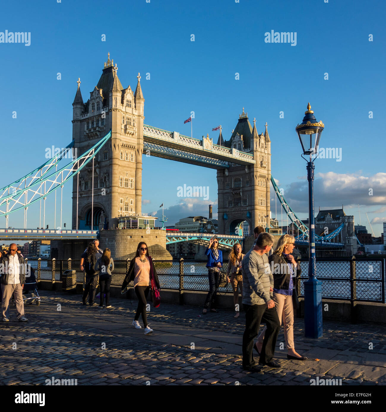 London Tower Bridge Herbst Sun River Thames River Tour Stockfoto