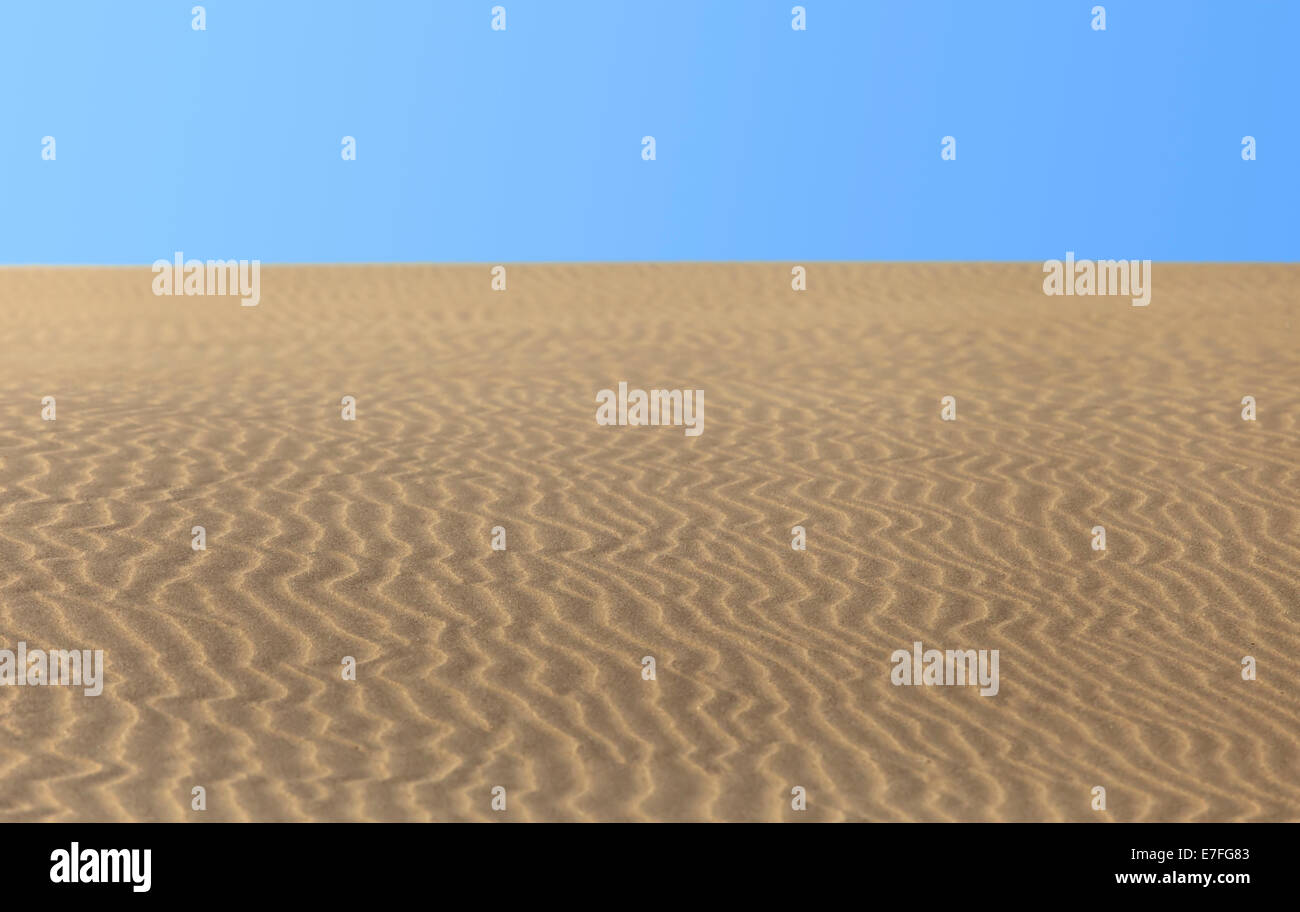 Wüste Sand und klaren, blauen Himmel an einem heißen Tag Stockfoto