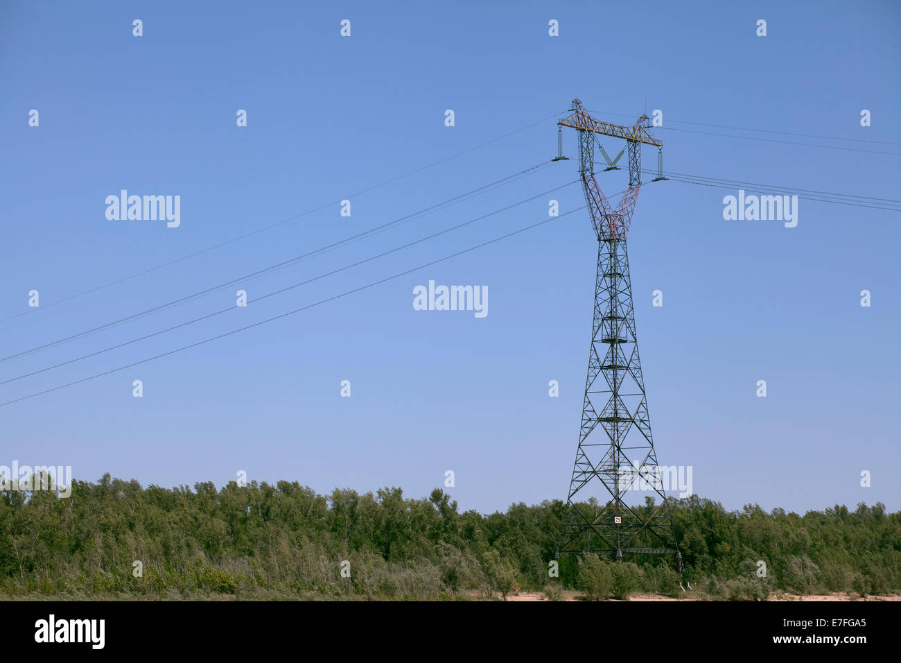 Macht Sendemast gegen blauen Himmel Stockfoto