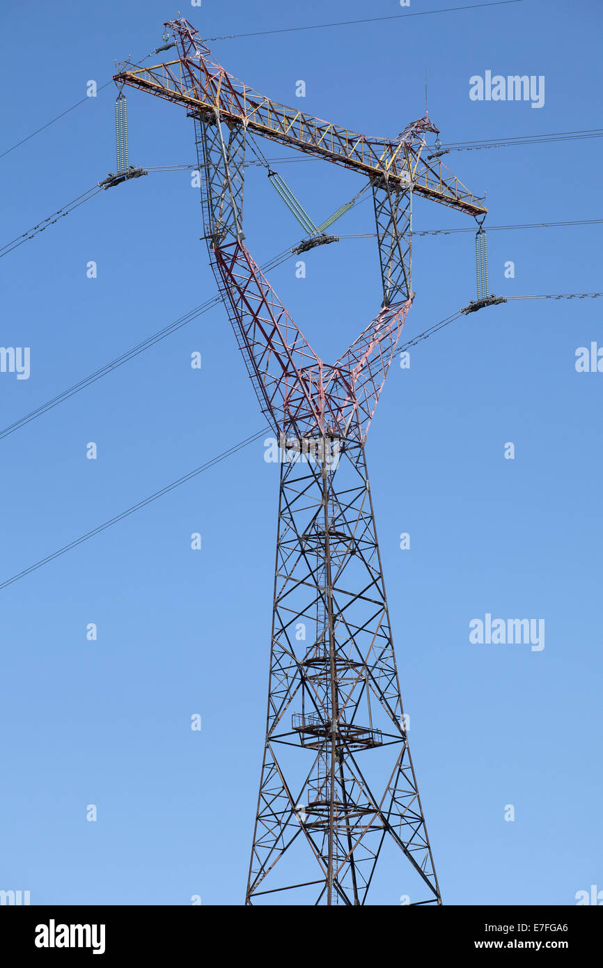 Power-Sendemast, Ansicht von unten Stockfoto