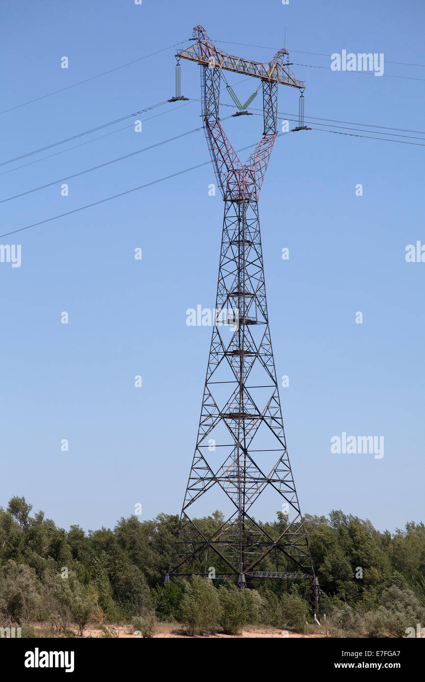 Macht Sendemast gegen blauen Himmel Stockfoto