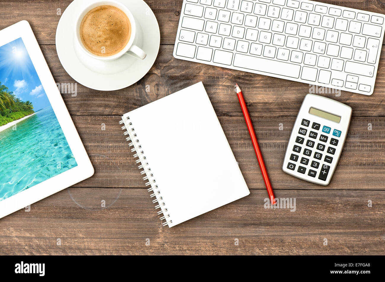 Arbeitsplatz mit Tastatur, Rechner und digitale Tablet-pc mit Urlaub Hintergrund. Kaffee-Pause Stockfoto