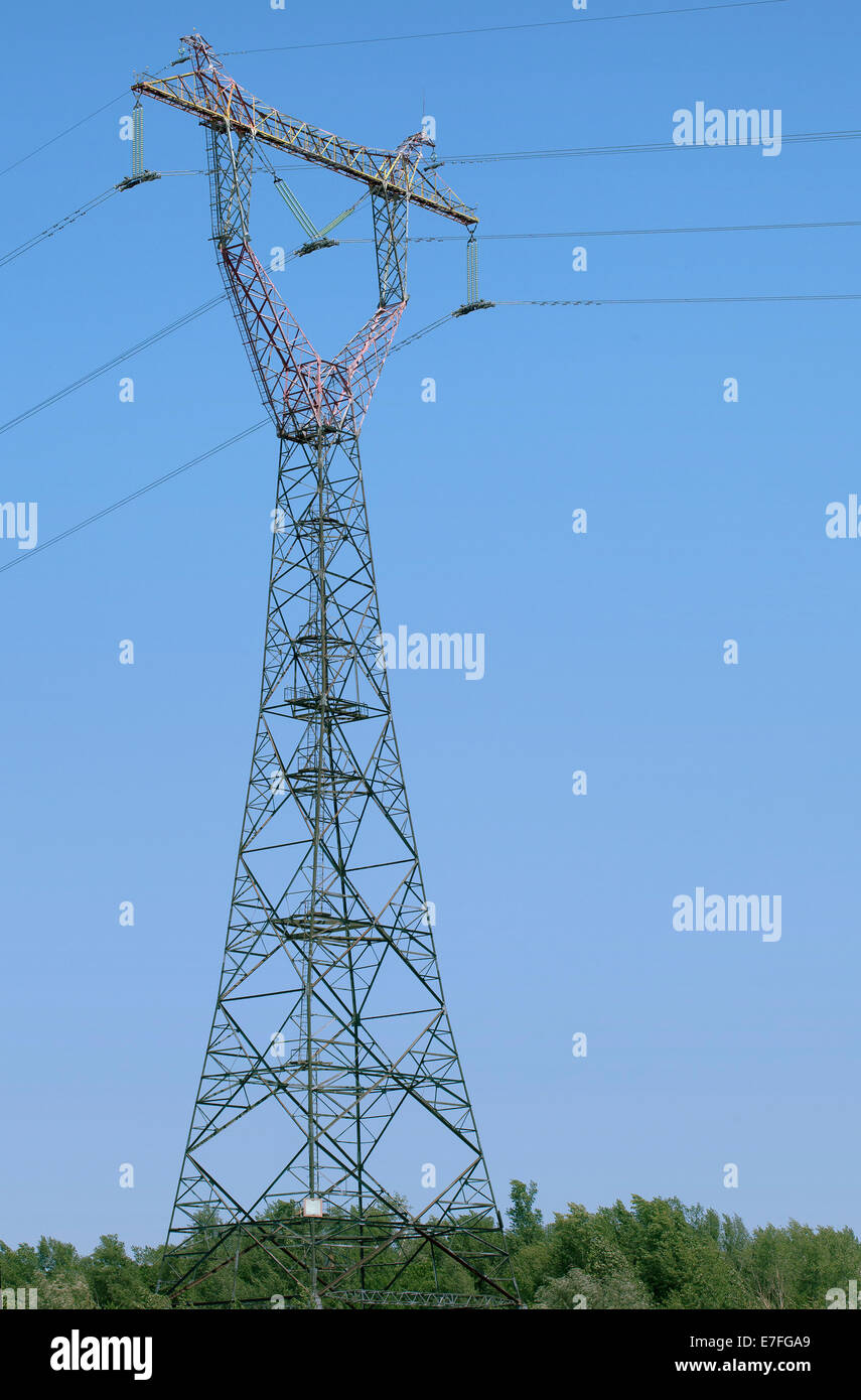 Power-Sendemast, Ansicht von unten Stockfoto