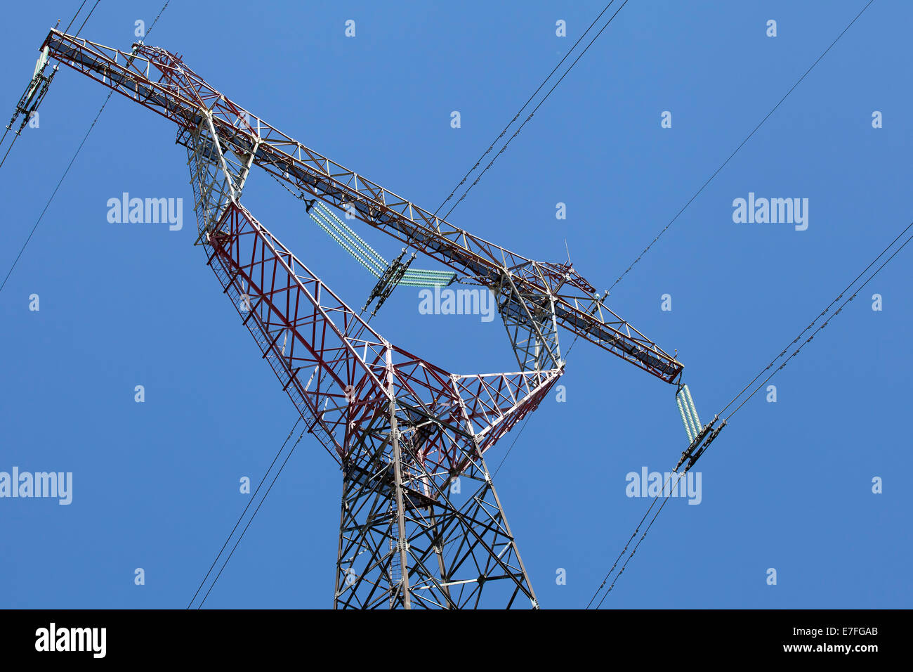 Power-Sendemast, Ansicht von unten Stockfoto