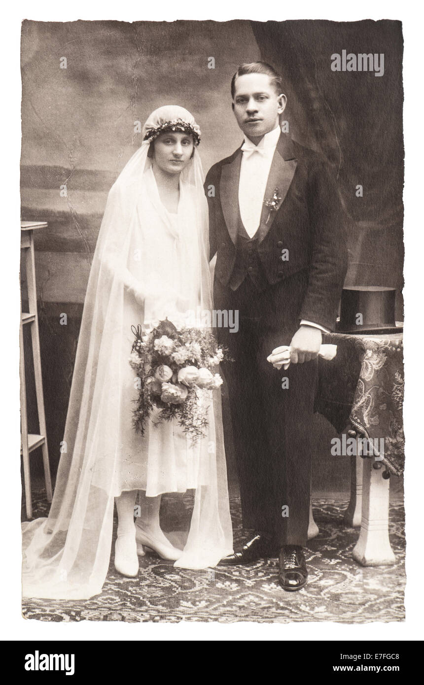 BERLIN, Deutschland - um 1930: Antike Hochzeitsfoto. Porträt von nur Ehepaar. nostalgisches Bild mit original Kratzer Stockfoto
