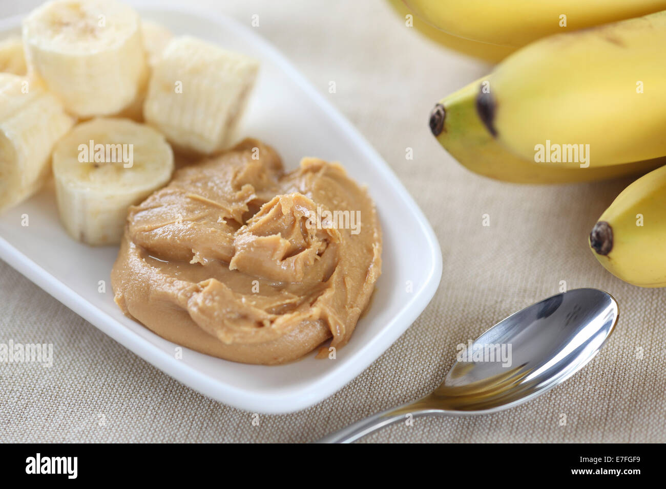 Selbstgemachte Erdnussbutter und Bananen. Zutaten: Erdnüsse (geröstet, ungesalzen, geschält), Erdnussöl, Honig. Kein Salz, kein Zucker. Stockfoto