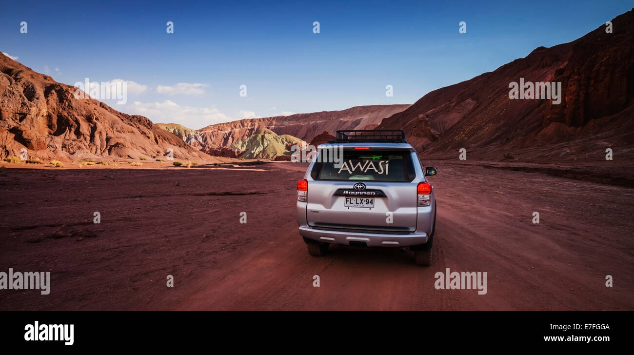 Autofahren in Rainbow Valley, Atacama Wüste, Chile Stockfotografie - Alamy