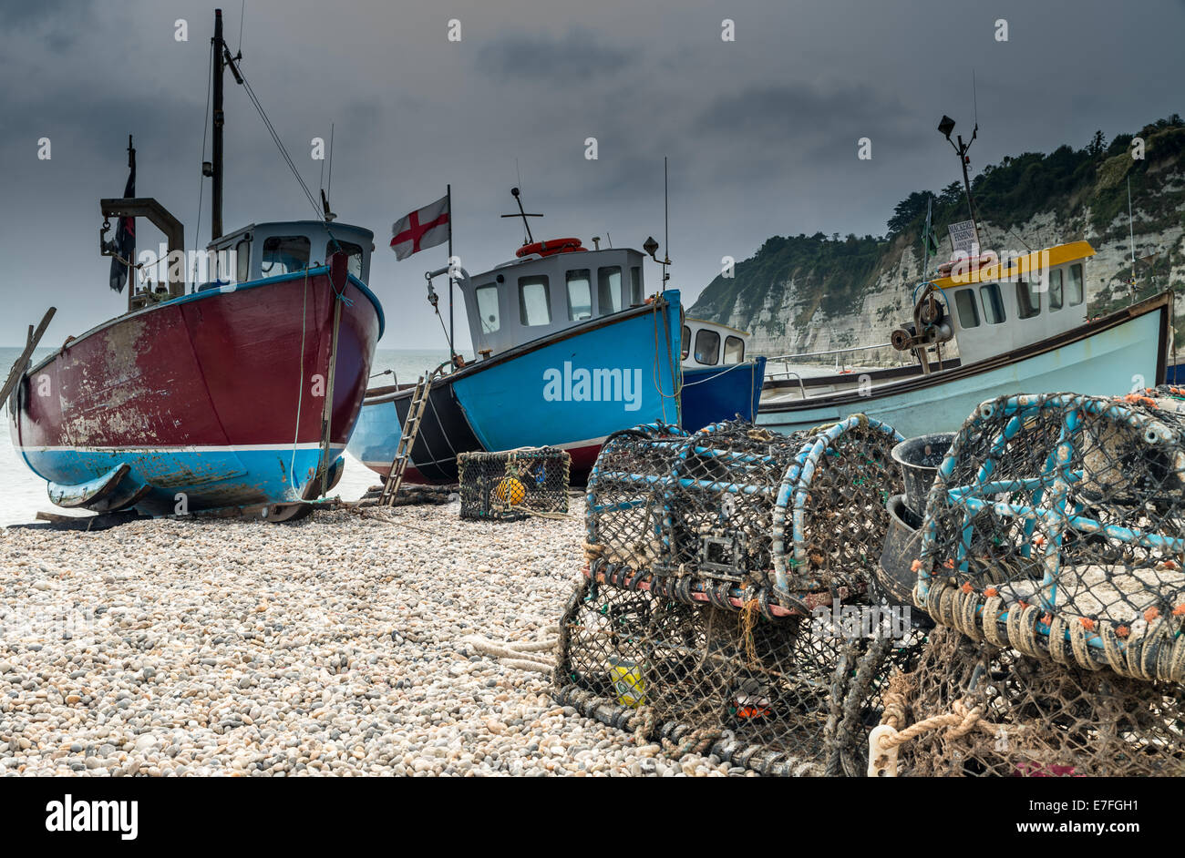 Angelboote/Fischerboote vertäut am Strand von Bier in Dorset, Großbritannien Stockfoto