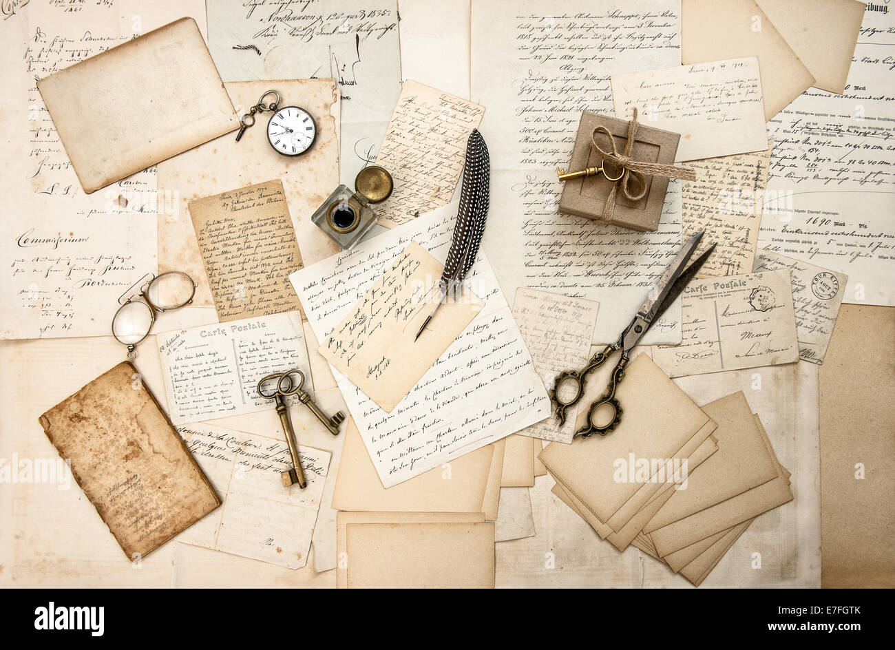 alte Briefe und antike Büromöbel und Bürobedarf. nostalgische sentimental Hintergrund Stockfoto