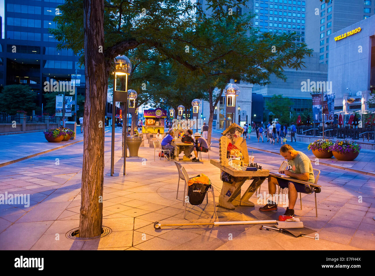 Denver, Colorado - ein Mann macht Skizzen auf seinem Skateboard auf Denvers Fußgängerzone 16th Street. Stockfoto