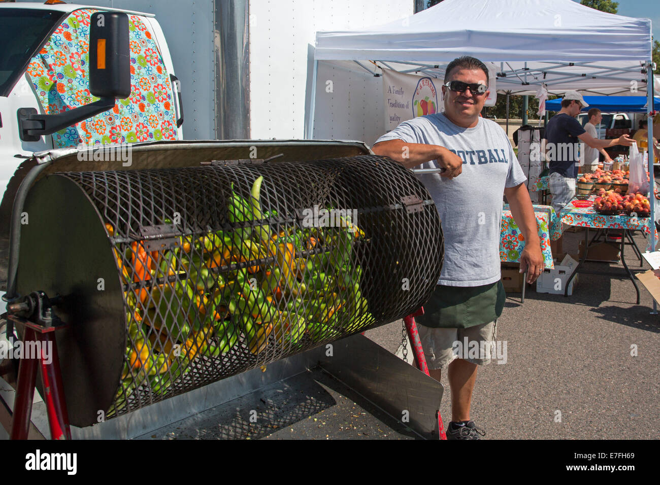 Denver, Colorado - verkaeufers Braten Paprika auf einem Bauernmarkt in Denver City Park. Stockfoto