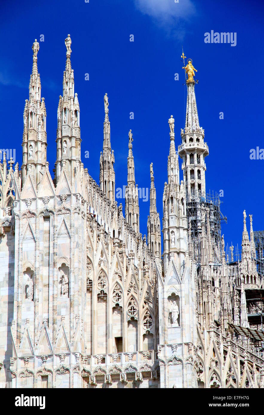 Statuen und Madonnina an der Spitze der Kathedrale Duomo in Mailand, Italien Stockfoto