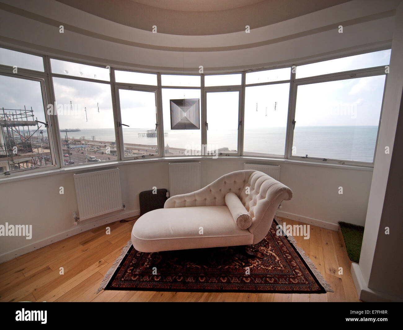 Ein Tag Sofa am Fenster ein Meer Wohnung in Botschaft Gericht, Brighton Stockfoto