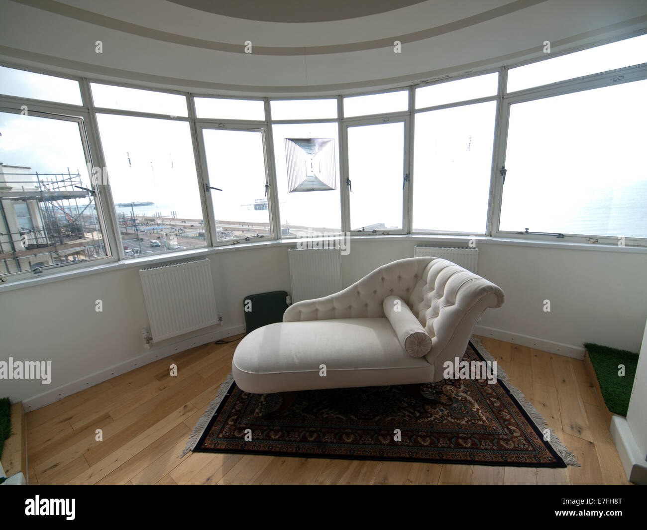 Ein Tag Sofa am Fenster ein Meer Wohnung in Botschaft Gericht, Brighton Stockfoto