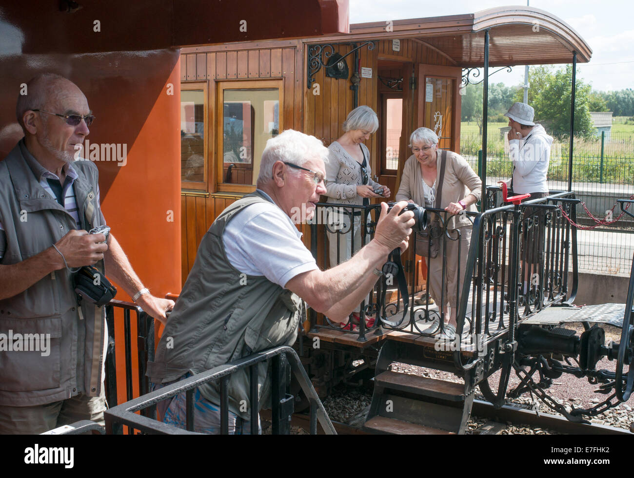 Passagiere auf die Schmalspur Bahn Chemin De Fer De La Baie de Somme unter Fotos, Frankreich, Europa. Stockfoto