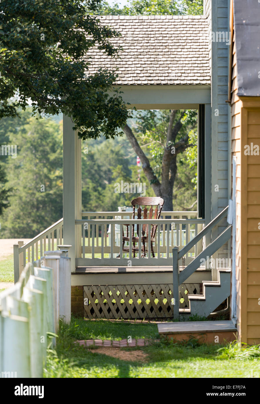 Einzelne Holz Schaukelstuhl auf der Veranda der Schindeln Haus im Nationalpark von Appomattox Stockfoto