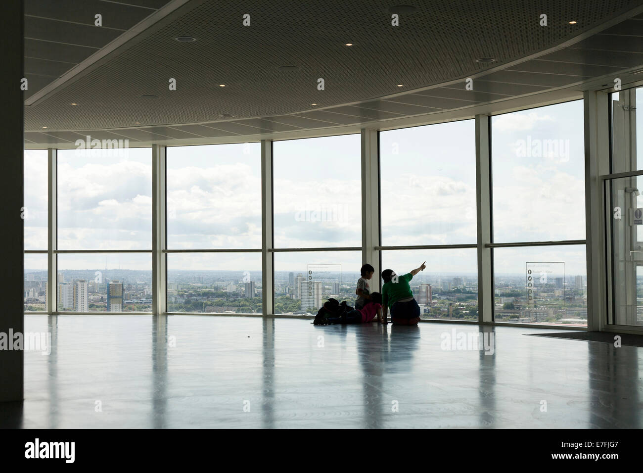 Ein Blick ins Innere der ArcelorMittal Orbit in den Queen Elizabeth Olympic Park. Eine Familie die Aussicht genießen. Stockfoto