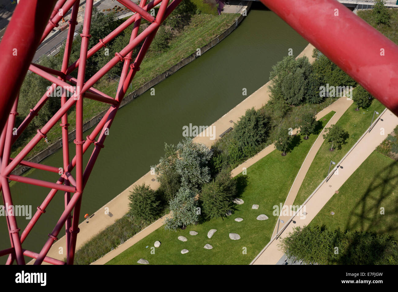 Vogelperspektive von ArcelorMittal Orbit in den Queen Elizabeth Olympic Park Aktivitäten im park Stockfoto