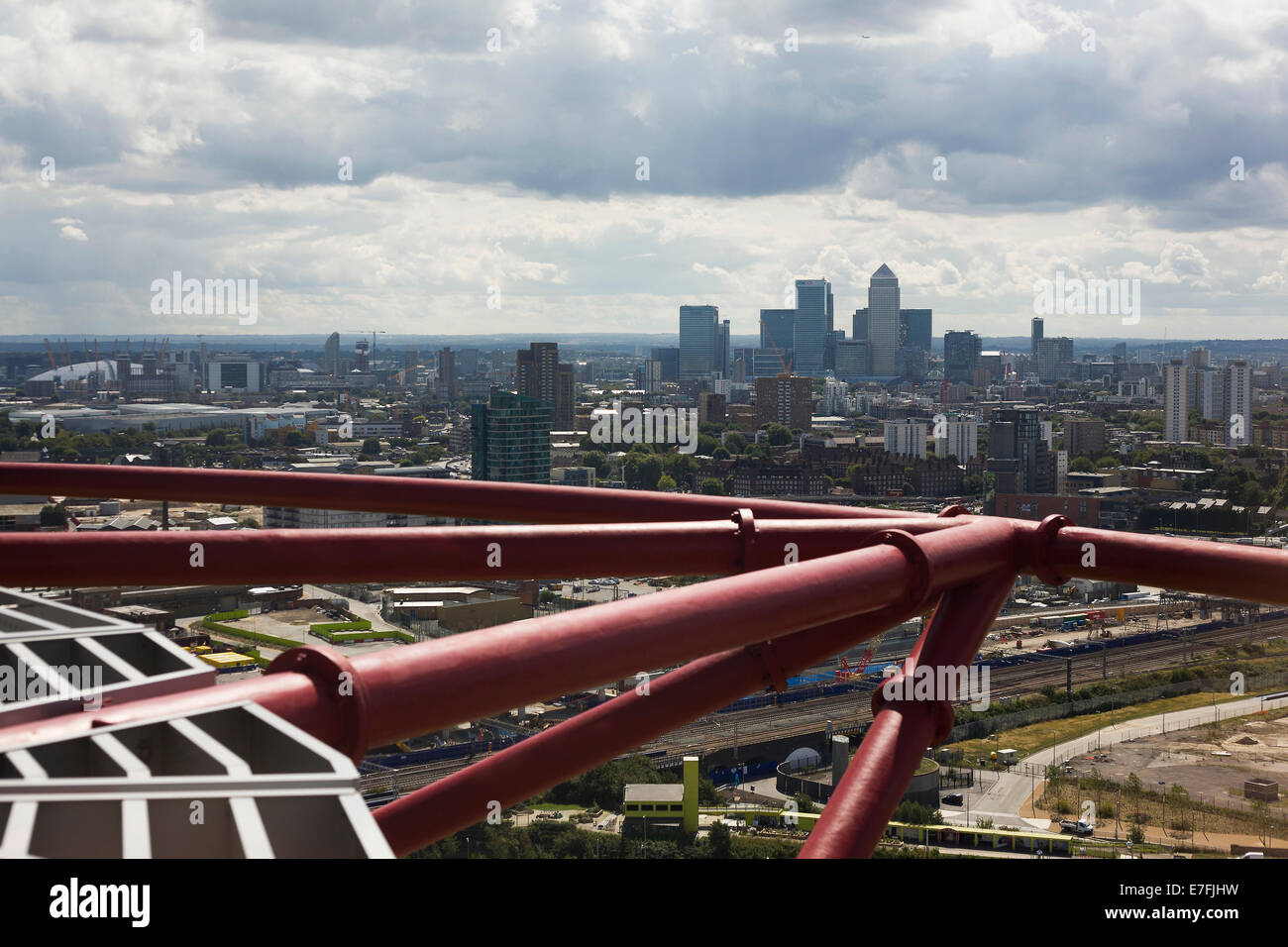 Ein Blick von der ArcelorMittal Orbit in der Queen Elizabeth Olympic Park in London, Canary Wharf. Stockfoto
