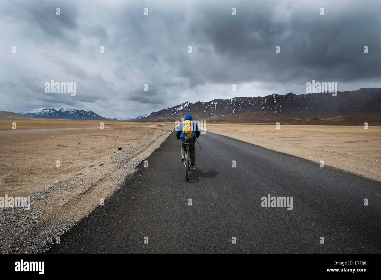 Person ist auf mehr Ebenen, Leh - Highway von Manali Radfahren. Stockfoto