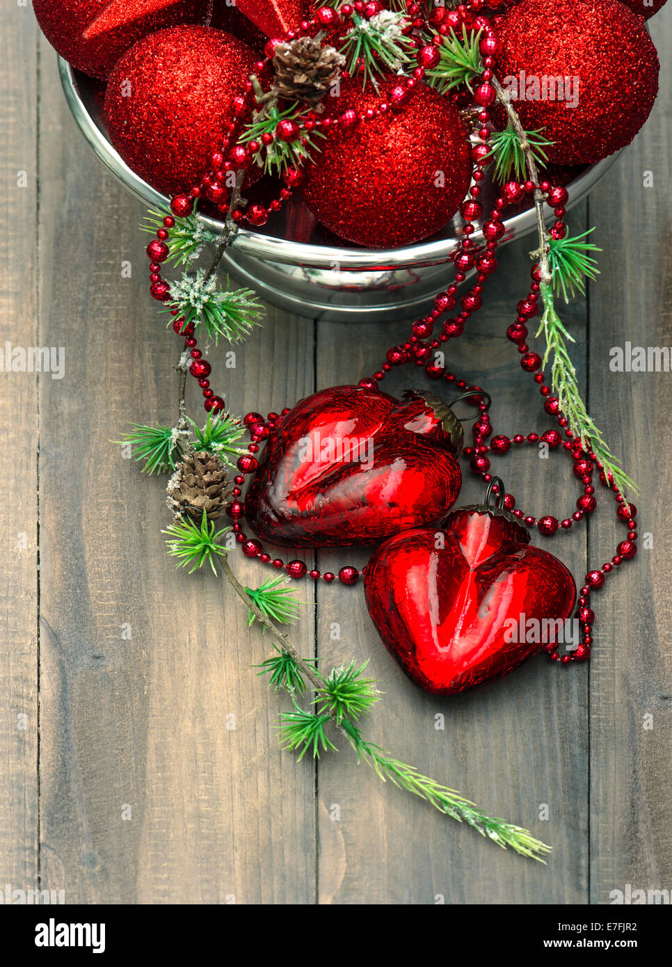 Vintage Weihnachten Hintergrund mit roten Kugeln und Herzen. festliche Dekoration Stockfoto