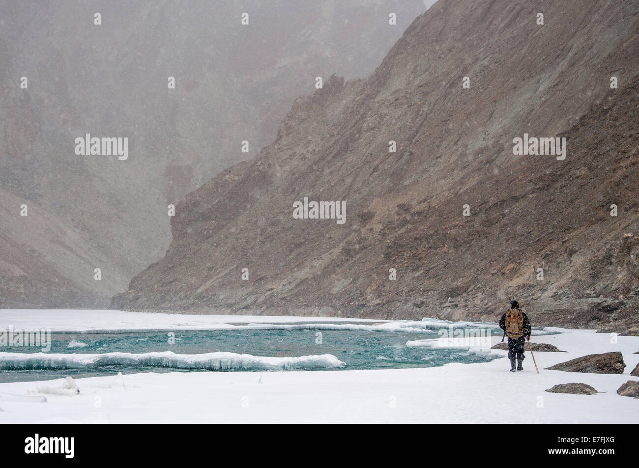 Person ist Fuß auf den zugefrorenen Zanskar-Fluss, während Chadar Trek. Stockfoto