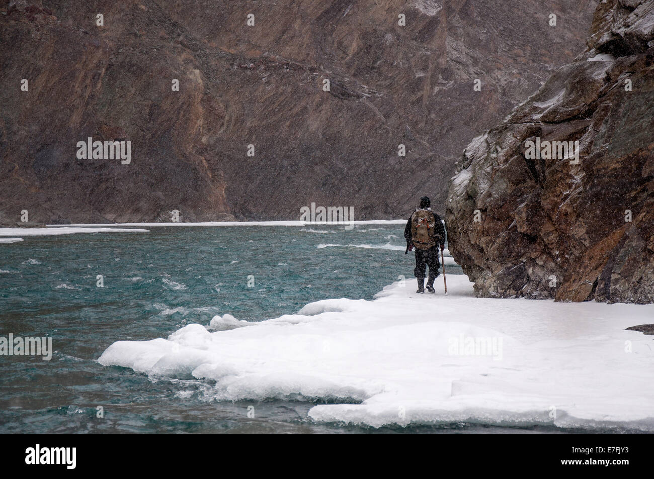 Person ist Fuß auf den zugefrorenen Zanskar-Fluss, während Chadar Trek. Stockfoto