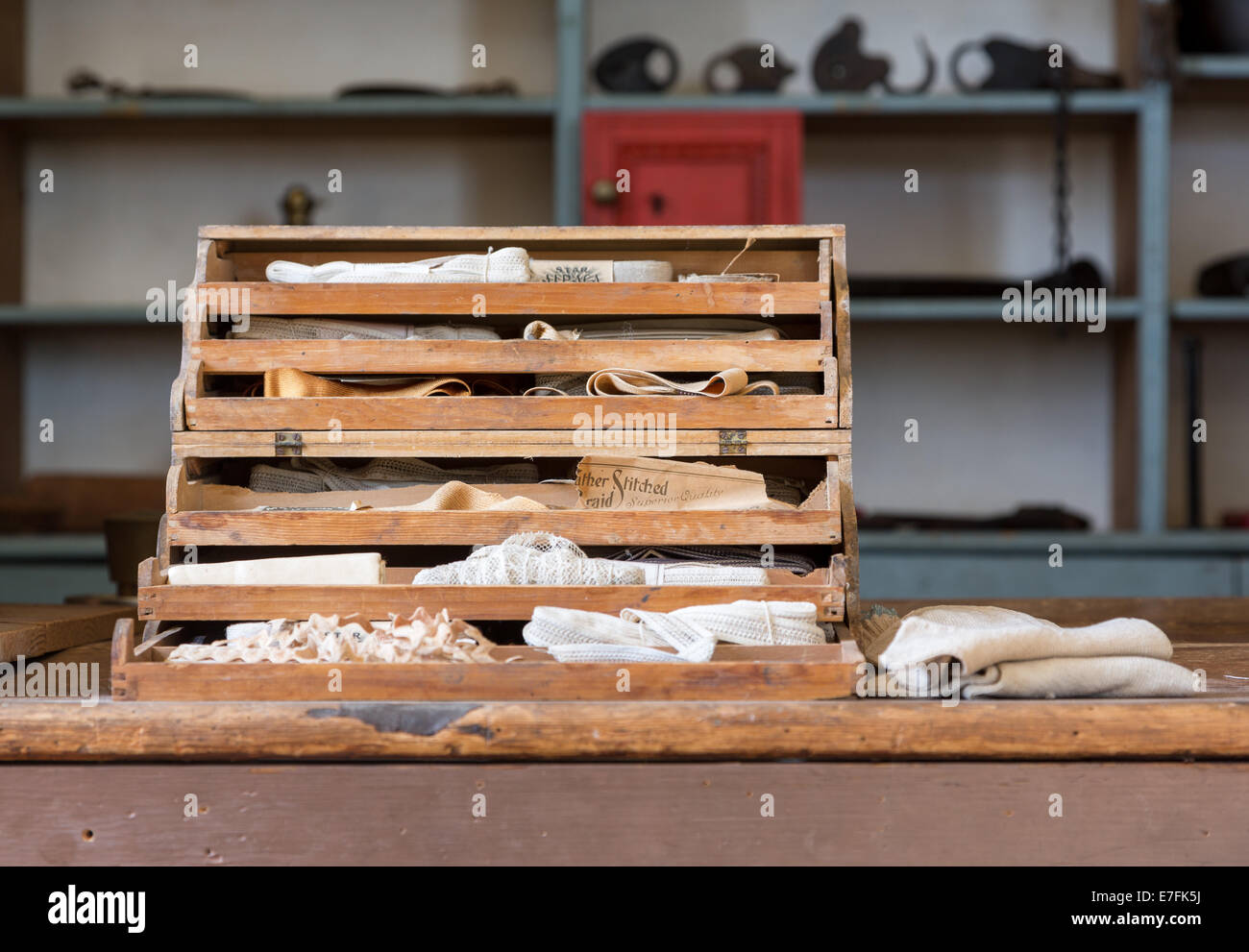 Innere des Meeks Store im Nationalpark an Appomattox Virginia zeigen Spitze Nähen und Kurzwaren in den 1860er Jahren erhältlich Stockfoto