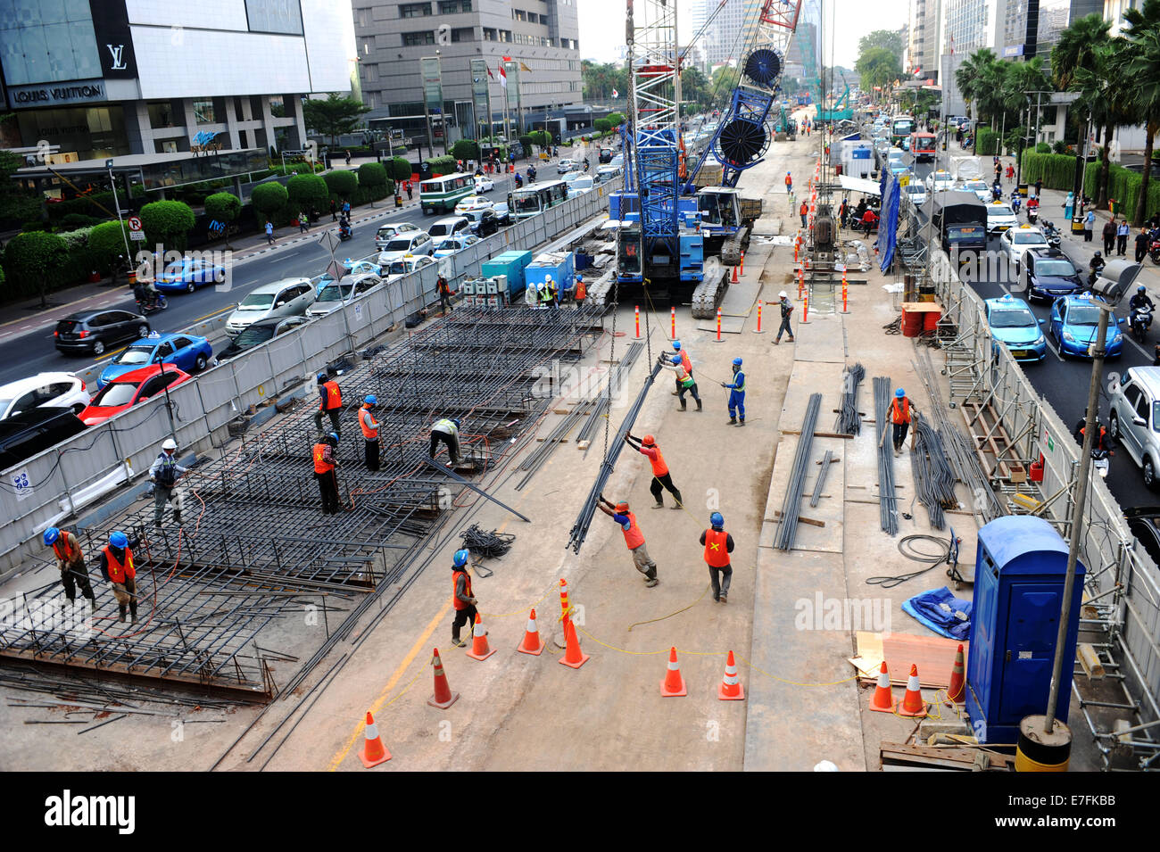 (140916)--JAKARTA, 16. September 2014 (Xinhua)--Arbeitnehmer arbeiten bei einem Mass Rapid Transit (MRT) in Jakarta, der Hauptstadt von Indonesien, am 16. September 2014. Indonesiens Hauptstadt Jakarta hat ein ÖPNV-Projekt, das mass Rapid Transit (MRT) System gestartet. Die MRT-Züge bestehen aus zwei Linien der unterirdischen und oberirdischen Stationen und wird voraussichtlich im Jahr 2018 einsatzbereit sein. (Xinhua/Agung Kuncahya B.) Stockfoto