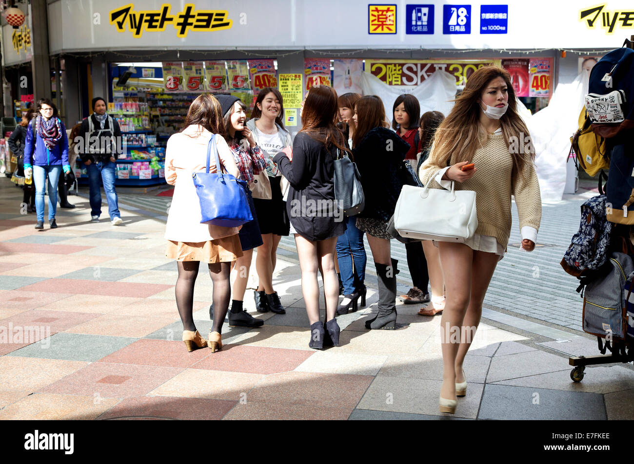 Junge Frauen, Mädchen, Teenager, Teenager auf Teramachi Shopping Arcade, Kyoto, Japan, Asien Stockfoto