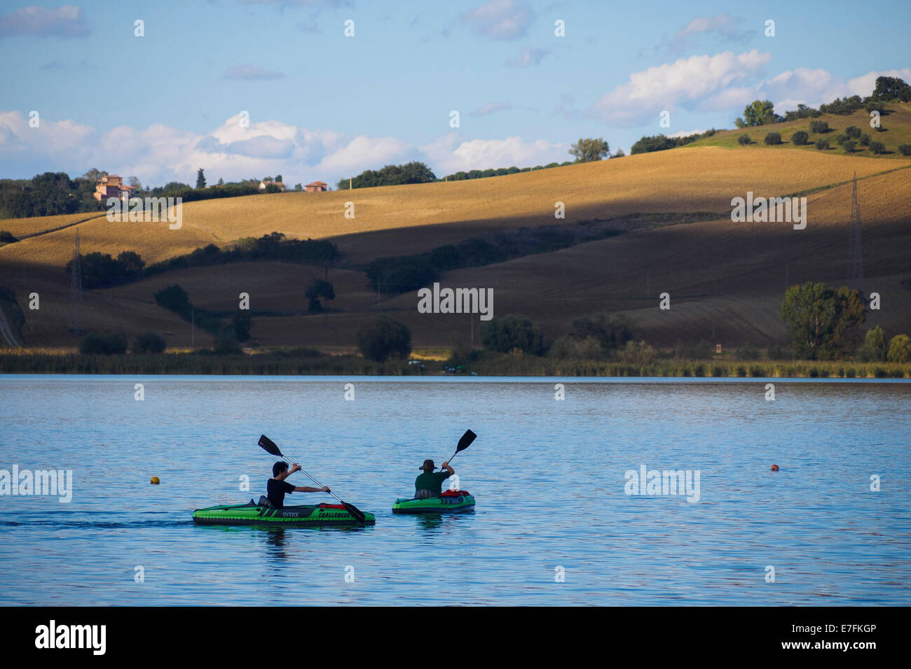 Zwei Männer, die Rudern am Lago di Chiusi, Toskana, Italien Stockfoto