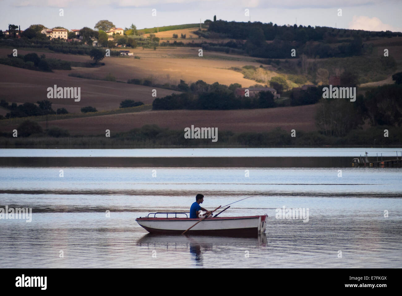 Junge tun Rudern am Lago di Chiusi, Toskana, Italien Stockfoto