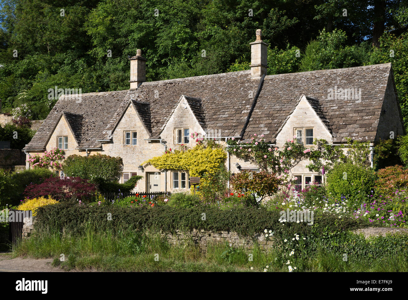 Cotswold Cottages und Sommergarten, Bibury, Cotswolds, Gloucestershire, England, Vereinigtes Königreich, Europa Stockfoto