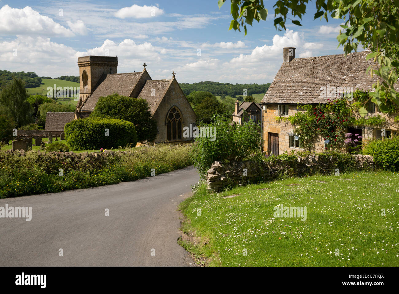 St. Barnabas Church und rose überdachte Cotswold Cottage, Snowshill, Cotswolds, Gloucestershire, England, Vereinigtes Königreich, Europa Stockfoto