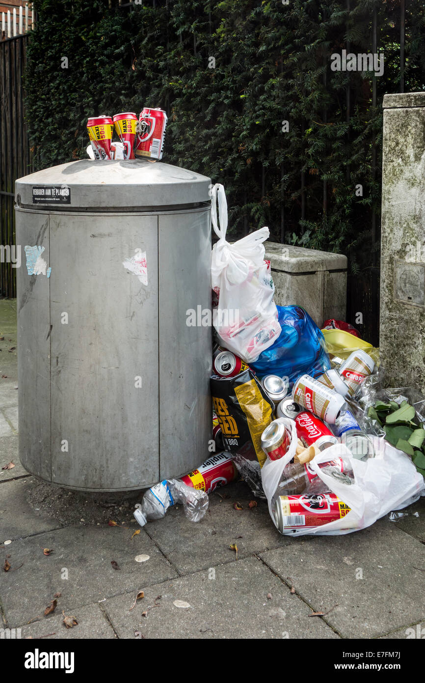 Überfüllte Mülltonne / Mülleimer mit Müll herum und Bier Dosen an der  Spitze Stadtstraße gestapelt Stockfotografie - Alamy