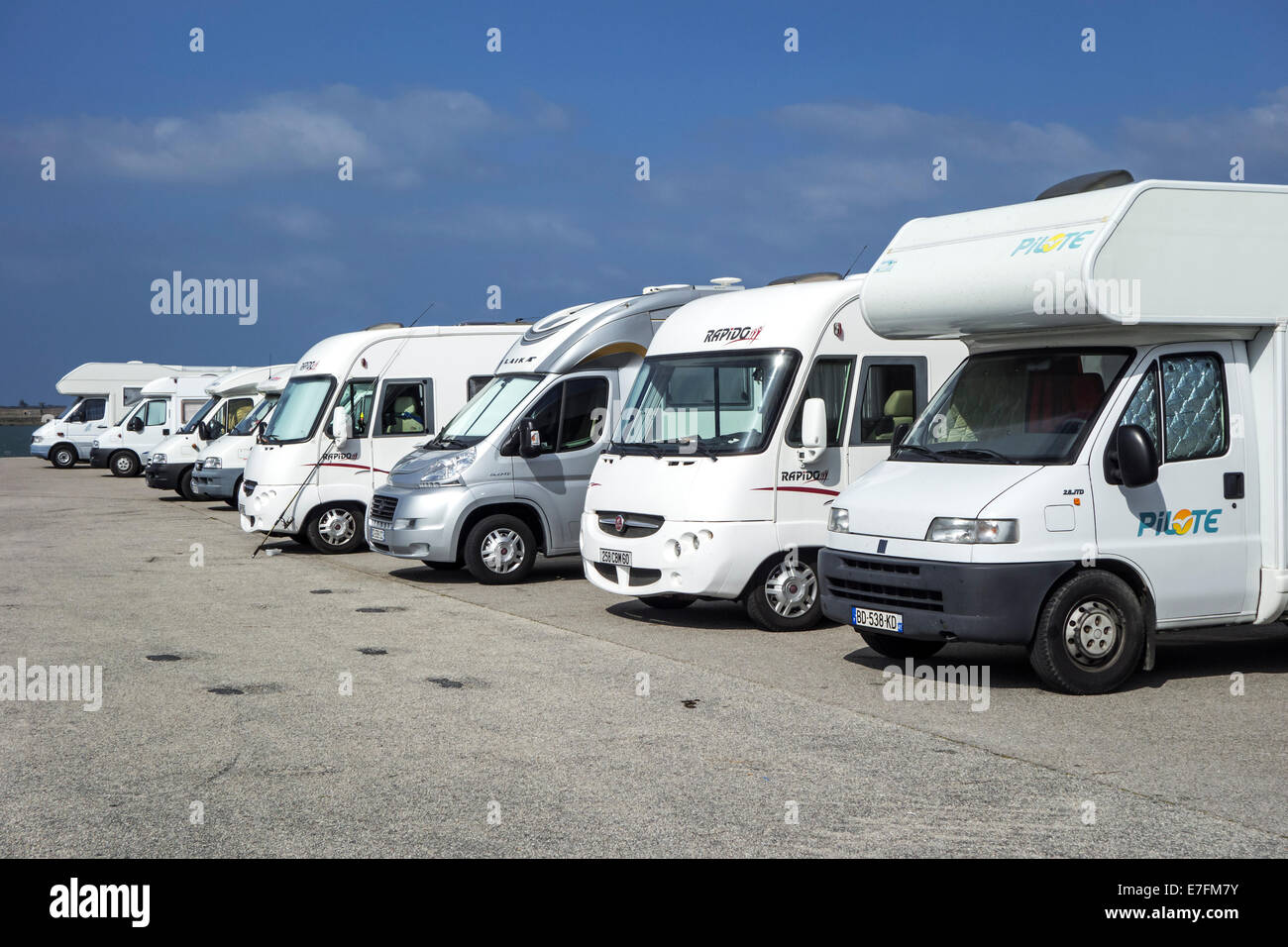 Parken Mit Wohnmobil Auf Pkw Parkplatz www.alamy.de