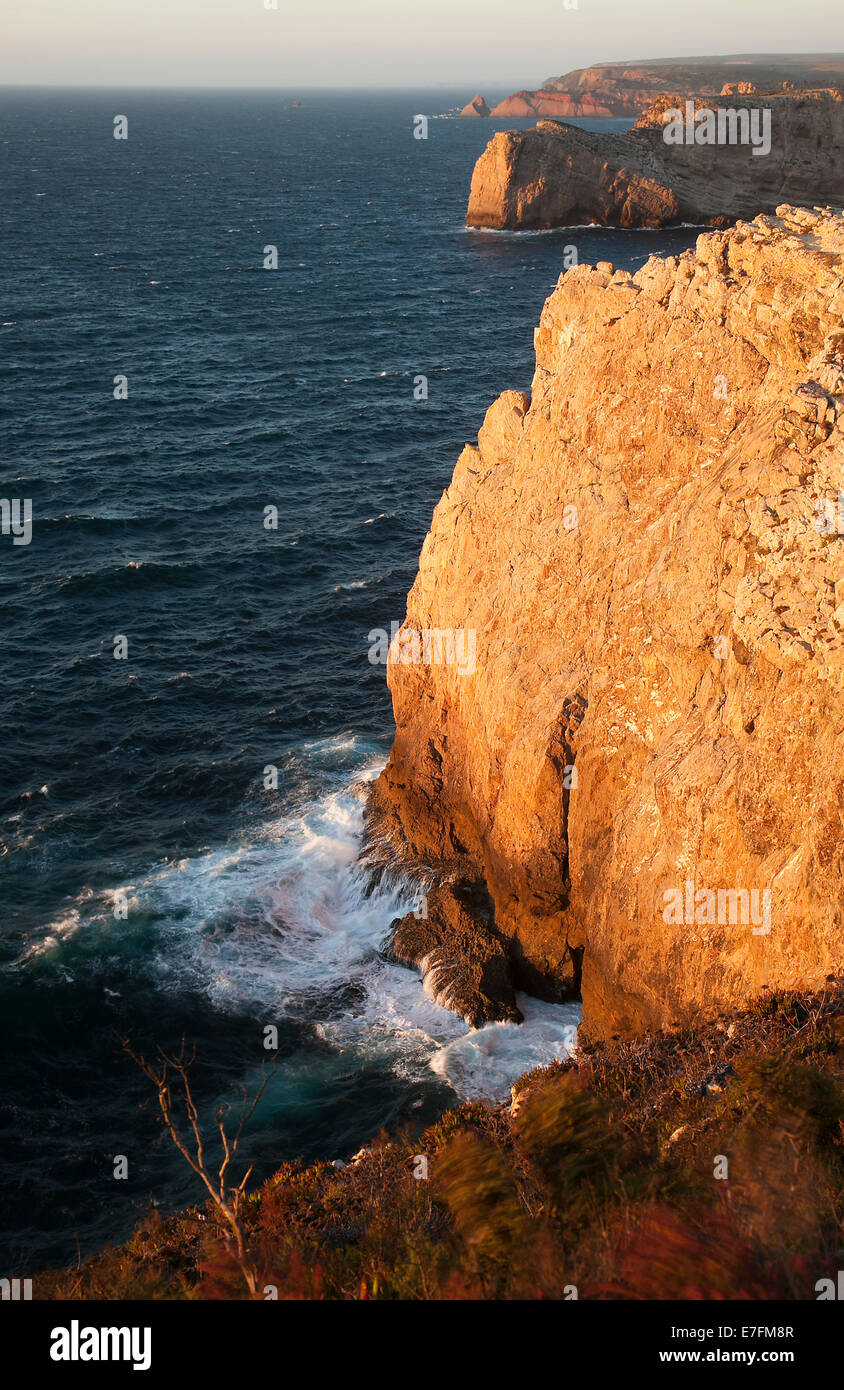 Meeresklippen entlang der Nordküste von Kap St. Vincent / Cabo de São Vicente, Algarve, Portugal Stockfoto