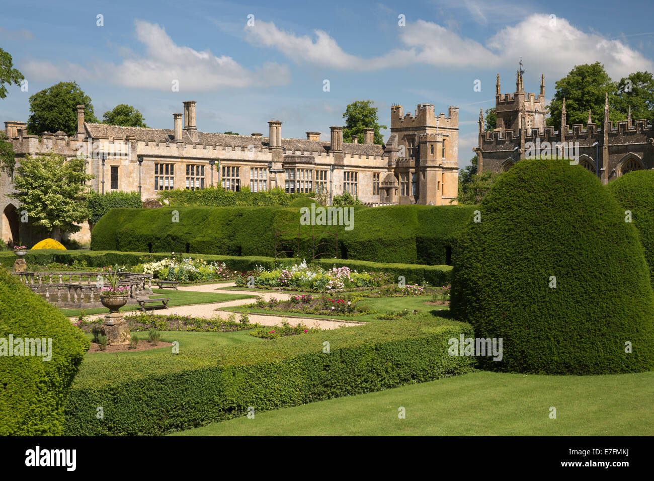 Sudeley Castle mit Rosen in der Queen Garden, Winchcombe, Gloucestershire, England, Vereinigtes Königreich, Europa Stockfoto
