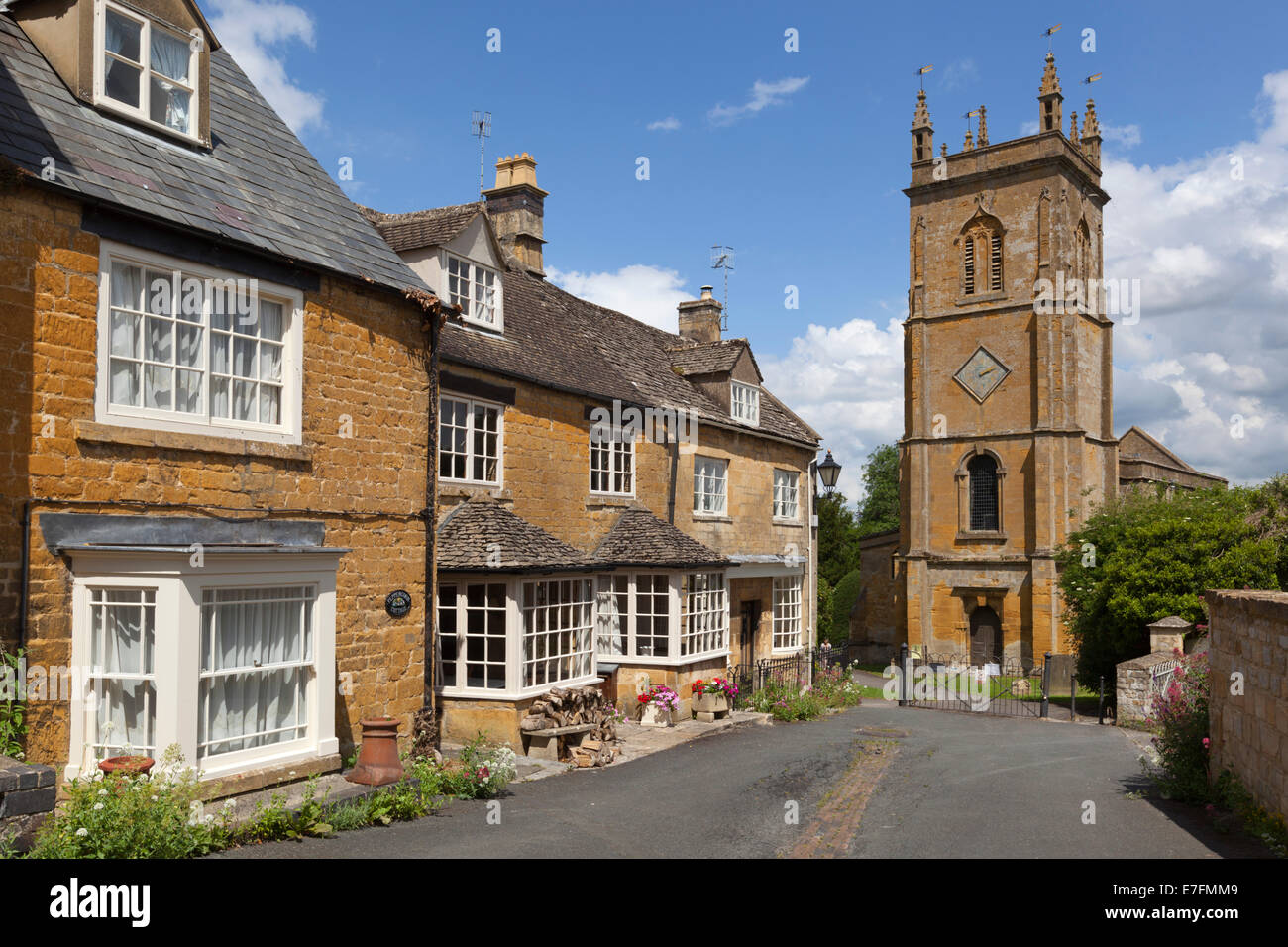 Cotswold Cottages und Pfarrkirche, Blockley, Cotswolds, Gloucestershire, England, Vereinigtes Königreich, Europa Stockfoto