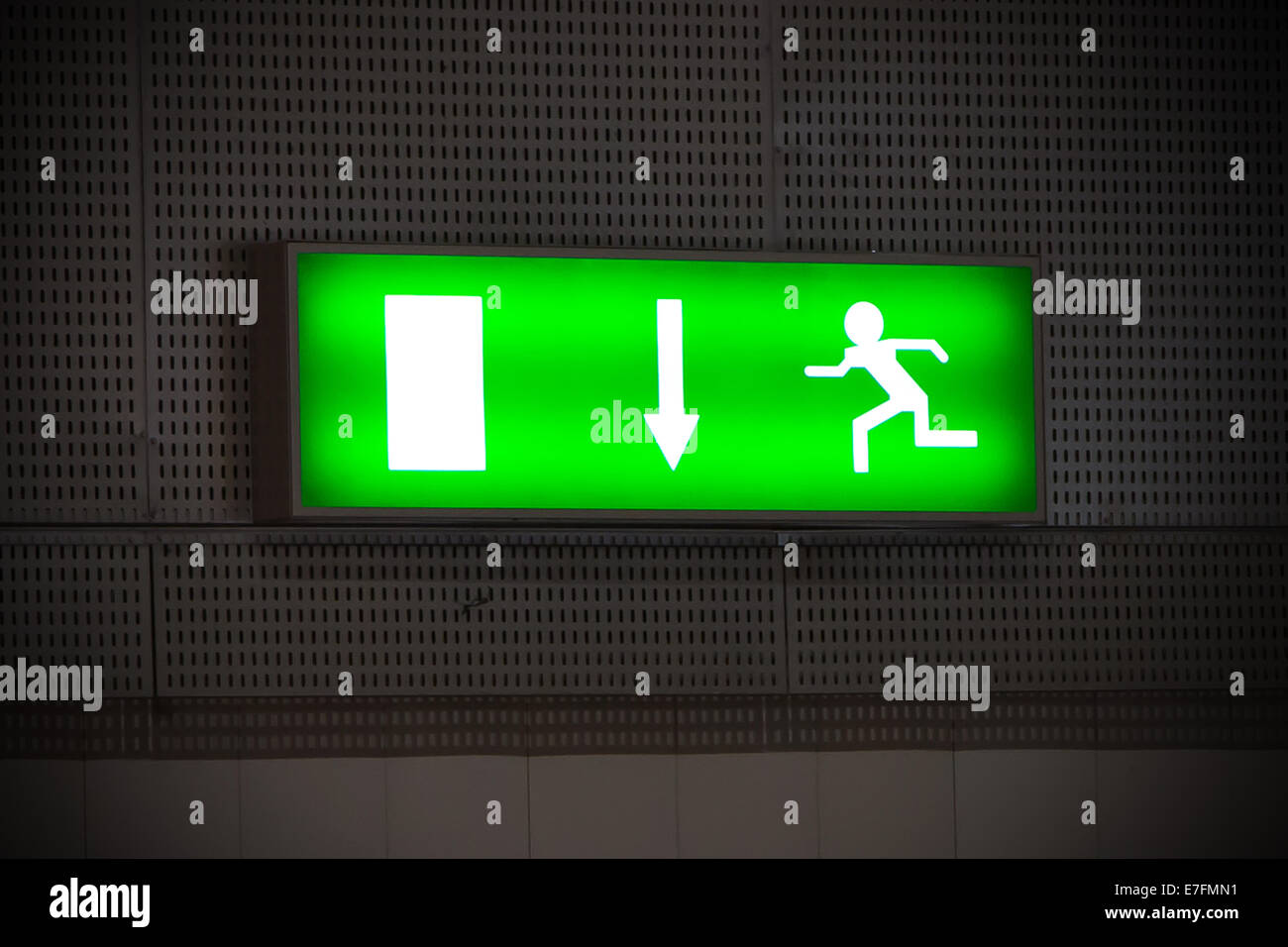 TAZZOR Notleuchte LED Mit Pfeil - EXIT Schild Für Fluchtwege, Nachleuchtend