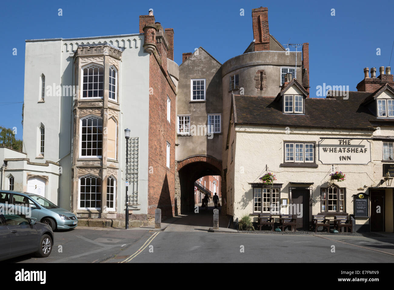 Niedrigeren breiten Tor und das Wheatsheaf Inn, Broad Street, Ludlow, Shropshire, England, Vereinigtes Königreich, Europa Stockfoto