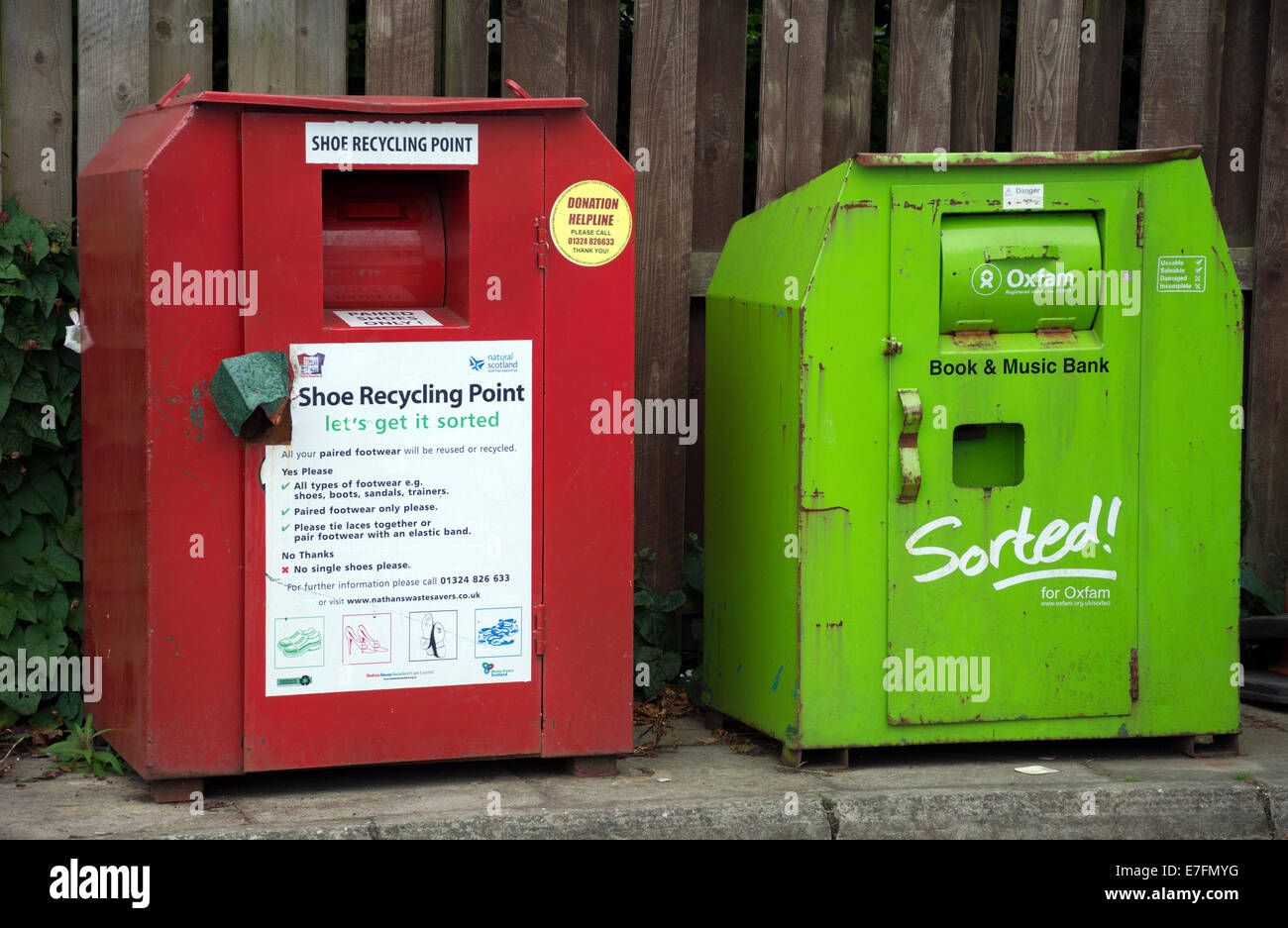 Recycling-Behälter für Schuhe und Kleidung in einem Supermarkt-Parkplatz. Stockfoto