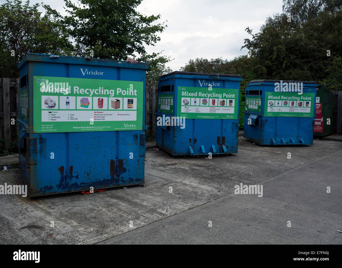 Große recycling-Behälter für gemischte Abfälle in einem Supermarkt-Parkplatz Stockfoto