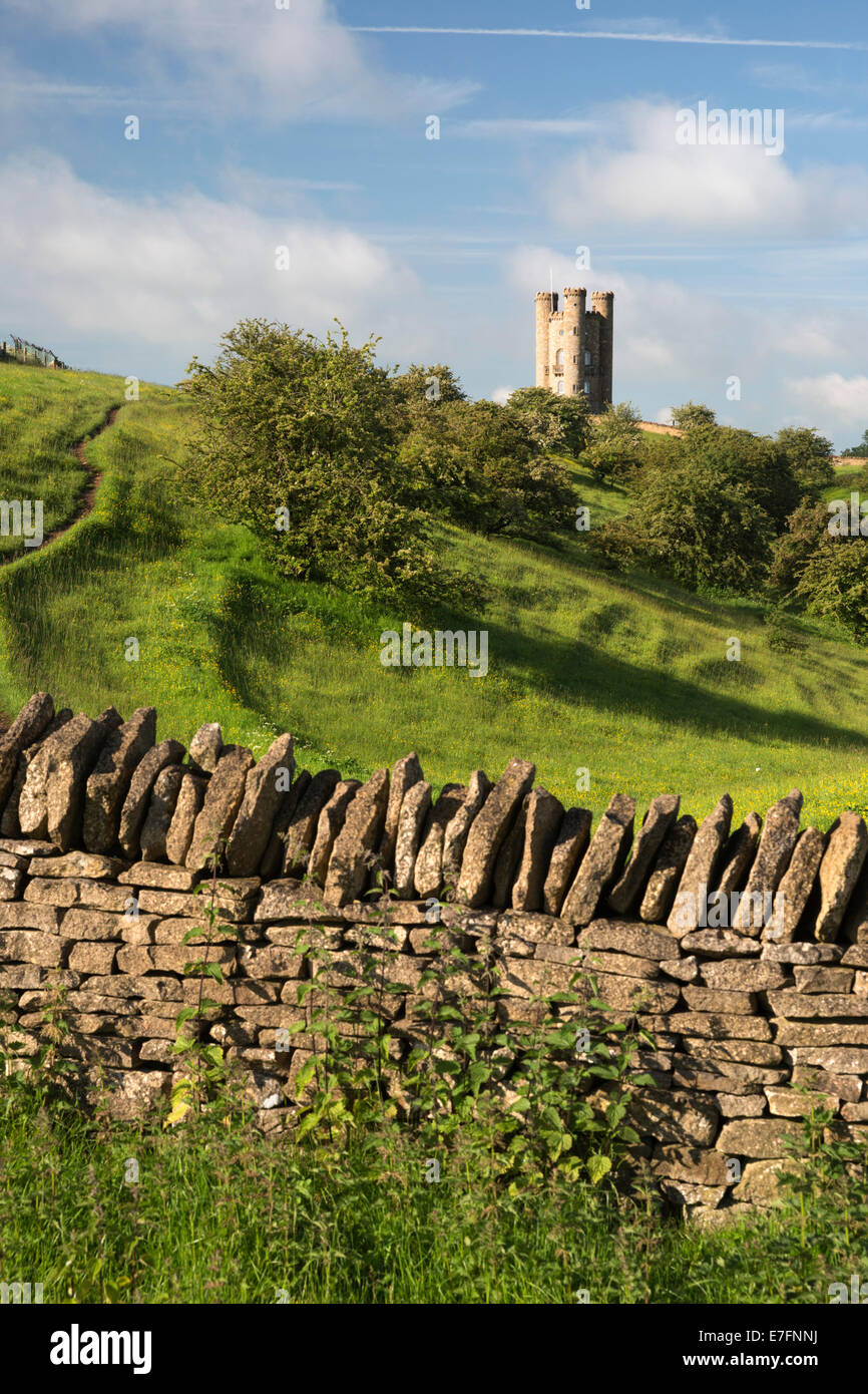 Broadway Tower und cotswold Trockenmauer, Broadway, Worcestershire, England, Vereinigtes Königreich, Europa Stockfoto